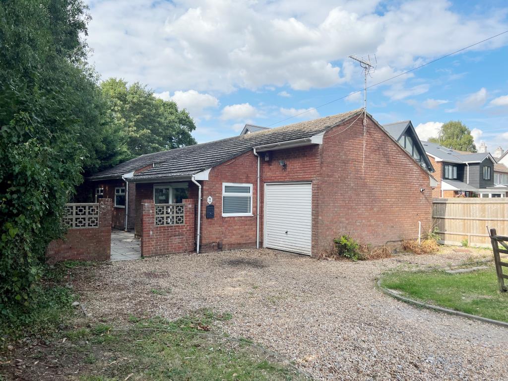 Lot: 62 - FREEHOLD THREE-BEDROOM DETACHED BUNGALOW FOR IMPROVEMENT -